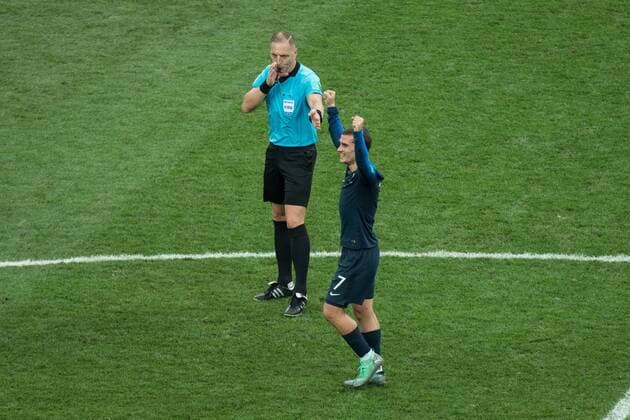 Antoine GRIEZMANN (re., FRA) reisst die Arme hoch, als Schiedsrichter Nestor PITANA (ARG) das SPiel abpfeifft, beendet, Spielende, Jubel, jubeln, jubelnd, Freude, cheers, celebrate, Schlussjubel, ganze Figur, Frankreich (FRA) - Kroatien (CRO) 4:2, Finale, Spiel 64, am 15.07.2018 in Moskau; Fussball Weltmeisterschaft 2018 in Russland vom 14.06. - 15.07.2018. Â *** Antoine GRIEZMANN re FRA rips his arms up as referee Nestor PITANA ARG clears the match ends Jubilant cheering cheering joy cheers celebrate final cheering full figure France FRA Croatia CRO 4 2 Final match 64 on 15 07 2018 in Moscow Football World Cup 2018 in Russia from 14 06 15 07 2018 Â