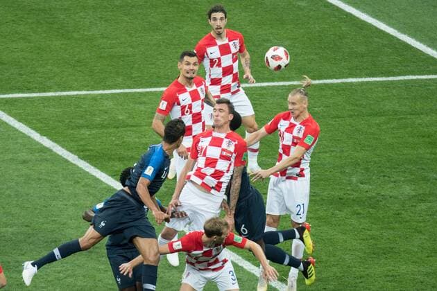 Fußball, WM Finale 2018 in Moskau, Frankreich - Kroatien Mario MANDZUKIC (mi., CRO) koepft das Eigentor zum 1:0 fuer Frankreich, Tor, Aktion, köpft, verursacht, Frankreich (FRA) - Kroatien (CRO) 4:2, Finale, Spiel 64, am 15.07.2018 in Moskau; Fussball Weltmeisterschaft 2018 in Russland vom 14.06. - 15.07.2018. Â