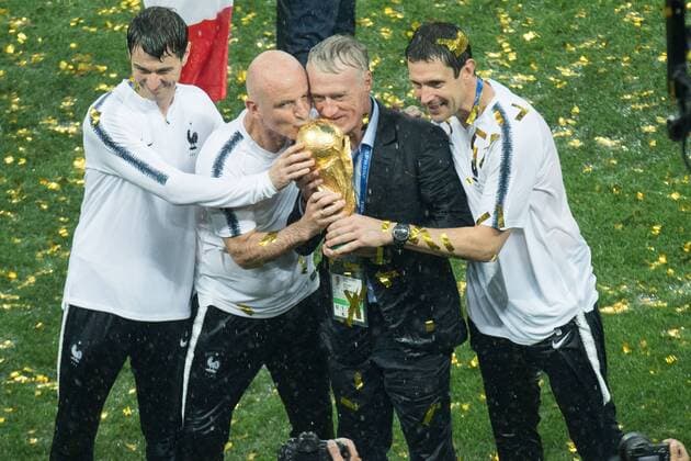 Didier DESCHAMPS (2.v.re., Trainer, FRA) und sein Trinerteam jubeln mit Pokal, Cup, WM Pokal, Trophaee, Trophäe, Ehrung, Siegerehrung, Jubel, jubeln, jubelnd, Freude, cheers, celebrate,halbe Figur, Halbfigur, Frankreich (FRA) - Kroatien (CRO) 4:2, Finale, Spiel 64, am 15.07.2018 in Moskau; Fussball Weltmeisterschaft 2018 in Russland vom 14.06. - 15.07.2018. Â *** Didier DESCHAMPS 2 v re Coach FRA and his trineteam cheer with Cup Cup Cup Trophy Trophy Honor award ceremony Cheers cheering Cheers joy Cheers celebrate Half figure Half-length France FRA Croatia CRO 4 2 Final game 64 on 15 07 2018 in Moscow Soccer World Cup 2018 in Russia from 14 06 15 07 2018 Â