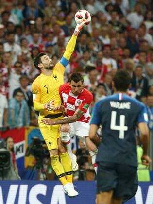 Torwart Hugo Lloris, Mario Mandzukic Aktion Spielszene Zweikampf Fußball Fussball FIFA WM Weltmeisterschaft Russland Russia 2018 Finale Saison 2017 2018 15.07.2018 Frankreich FRA vs. Kroatien CRO