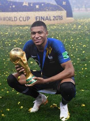 FUSSBALL WM 2018 FINALE ------- Frankreich - Kroatien 15.07.2018 JUBEL Weltmeister Frankreich; Kylian Mbappe mit dem Pokal