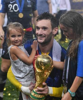 FUSSBALL WM 2018 FINALE ------- Frankreich - Kroatien 15.07.2018 JUBEL Weltmeister Frankreich; Torwart Hugo Lloris mit dem Pokal und Kinder