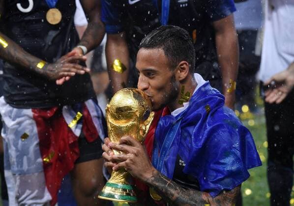 Fußball, WM Finale 2018 in Moskau, Frankreich - Kroatien FUSSBALL WM 2018 FINALE ------- Frankreich - Kroatien 15.07.2018 JUBEL Weltmeister Frankreich; Corentin Tolisso kuesst den WM Pokal