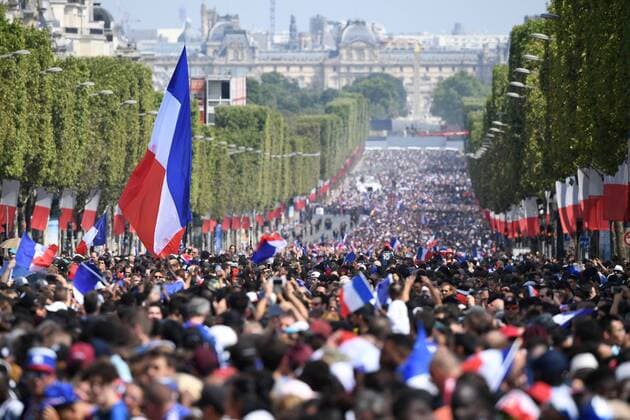 Sport Themen der Woche KW29 Sport Bilder des Tages Supporters wave French national flags while they gather on the Champs-Elysees avenue as they wait for the arrival of the French national soccer team for celebrations after France won the Russia 2018 World Cup final match. Eric Feferberg Pool via Reuters Supporters wave French national flags while they gather on the Champs-Elysees in Paris REUTERS  GDY601