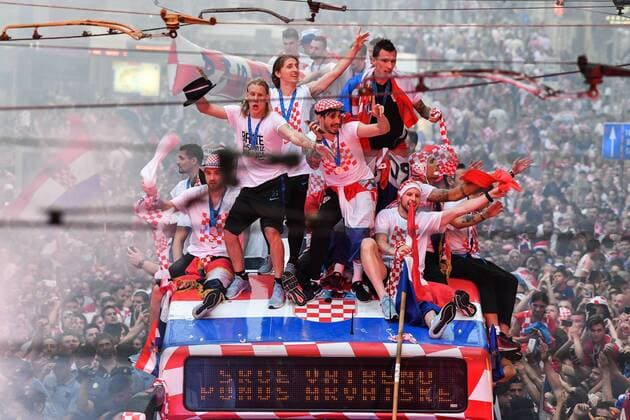Sport Themen der Woche KW29 Sport Bilder des Tages Gathered citizens welcome national football team at Frankopanska Street 16.07.2018., Croatia, Zagreb - Gathered citizens welcome national football team at Frankopanska Street after returning from the World Cup, where they won the silver medal.  SandraxSimunovic PIXSELL