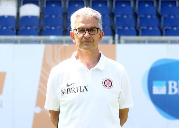 16.07.2018, xxxx, Fussball 3.Liga, SV Wehen Wiesbaden Fototermin 2018 - Porträttermin 2018 2019 emspor, v.l. Mannschaftsarzt Dr. Darius Enayat Wiesbaden