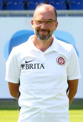 16.07.2018, xxxx, Fussball 3.Liga, SV Wehen Wiesbaden Fototermin 2018 - Porträttermin 2018 2019 emspor, v.l. Mannschaftsarzt Dr. Achim Bitschnau Wiesbaden