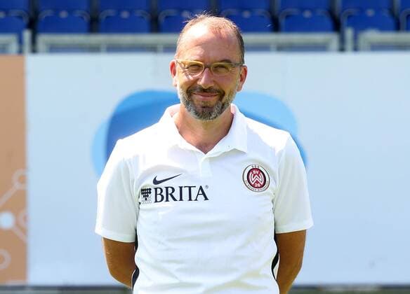 16.07.2018, xxxx, Fussball 3.Liga, SV Wehen Wiesbaden Fototermin 2018 - Porträttermin 2018 2019 emspor, v.l. Mannschaftsarzt Dr. Achim Bitschnau Wiesbaden