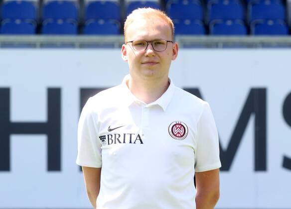 16.07.2018, xxxx, Fussball 3.Liga, SV Wehen Wiesbaden Fototermin 2018 - Porträttermin 2018 2019 emspor, v.l. Scouting & Analyse Philipp Gründler Wiesbaden