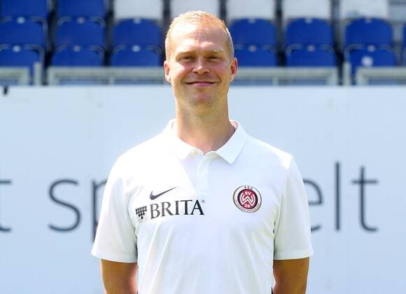 16.07.2018, xxxx, Fussball 3.Liga, SV Wehen Wiesbaden Fototermin 2018 - Porträttermin 2018 2019 emspor, v.l. Physiotherapeut Henning Scherer, Wiesbaden