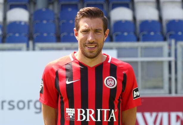 16.07.2018, xxxx, Fussball 3.Liga, SV Wehen Wiesbaden Fototermin 2018 - Porträttermin 2018 2019 emspor, v.l. Neuzugang Patrick Schönfeld (SV Wehen Wiesbaden) Wiesbaden