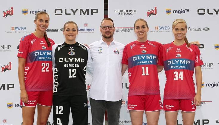 17.07.2018, Deutschland, Ludwigsburg, Handball Bundesliga Frauen Saison 2018 2019 SG BBM Bietigheim Portraittermin: v.l. Daniela Gustin, Dinah Eckerle, Trainer Martin Albertsen, Laura van der Heijden, Kim Braun