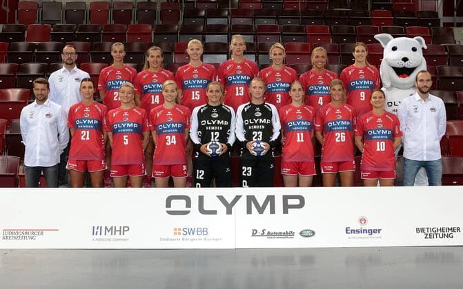 17.07.2018, Deutschland, Ludwigsburg, Handball Bundesliga Frauen Saison 2018 2019 SG BBM Bietigheim Portraittermin: Vlnr vordere Reihe Felix Bauer (Athletiktrainer), Fie Woller, Antje Lauenroth, Kim Braun, Dinah Eckerle, Valentina Salamakha, Laura van der Heijden, Angela Malestein, Anna Loerper, Martin Krebber (Physiotherapeut) 2. Reihe vlnr. Martin Albertsen (Cheftrainer), Daniela Gustin, Carolina Kudlac-Gloc, Kim Naidzinavicius, Luisa Schulze, Maura Visser, Charris Rozemalen, Ines Ivancok, Lotte (Maskottchen)