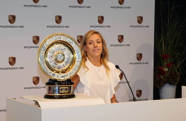 Porsche Tennis Angelique Kerber Deutschland, Stuttgart, 17.07.2018, Tennis, Porsche Zentrum Stuttgart: Wimbledon 2018 Siegerin Angelique Kerber mit der Trophäe.