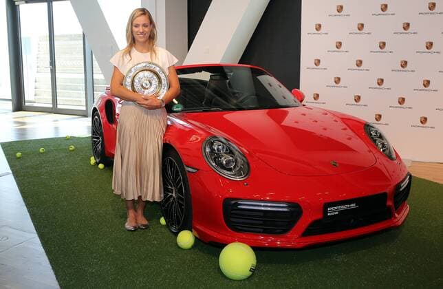 Porsche Tennis Angelique Kerber Deutschland, Stuttgart, 17.07.2018, Tennis, Porsche Zentrum Stuttgart: Wimbledon 2018 Siegerin Angelique Kerber mit der Trophäe.