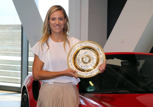 Porsche Tennis Angelique Kerber Deutschland, Stuttgart, 17.07.2018, Tennis, Porsche Zentrum Stuttgart: Wimbledon 2018 Siegerin Angelique Kerber mit der Trophäe.