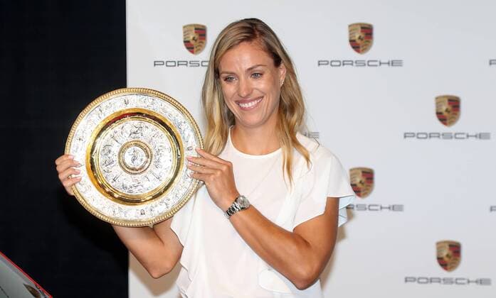 Porsche Tennis Angelique Kerber Deutschland, Stuttgart, 17.07.2018, Tennis, Porsche Zentrum Stuttgart: Wimbledon 2018 Siegerin Angelique Kerber mit der Trophäe.