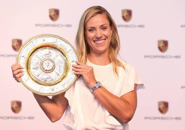 BAU 17.7.2018 Stuttgart Tennis Angelique Kerber in Stuttgart, Angie Kerber präsentiert ein Duplikat ihrer Schale