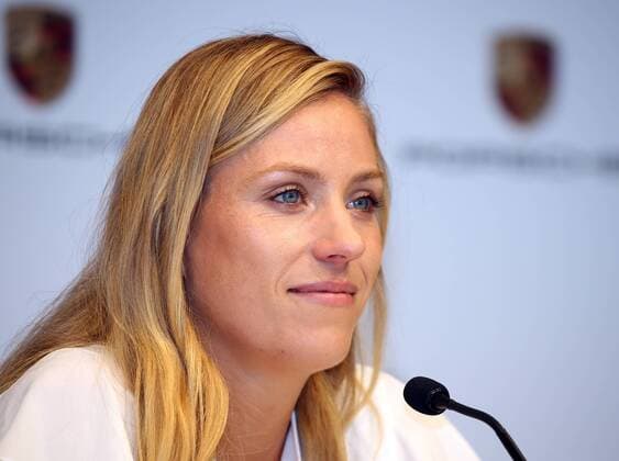 Porsche Tennis Angelique Kerber Deutschland, Stuttgart, 17.07.2018, Tennis, Porsche Zentrum Stuttgart: Wimbledon 2018 Siegerin Angelique Kerber mit der Trophäe.