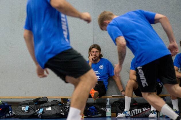 Sebastian Hinze (Trainer, Bergischer HC) beobachtet aufmerksam den Ausdauertest Leistungsdiagnostik Bergischer HC Tag 2, Handball, DKB Handball Bundesliga, 17.07.18 Solingen NRW Deutschland Sporthalle Heiligenstock