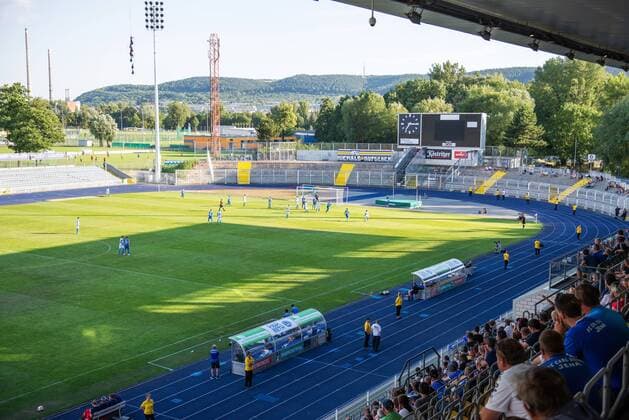 Testspiel Drittligist FC Carl Zeiss Jena vs Regionalligist Chemnitzer FC (CFC) am 17.7.18 im Ernst Abbe Sportfeld Jena Blick von der Haupttribüne auf das Spielfeld in Richtung Südkurve. Ernst Abbe Sportfeld