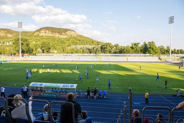 Testspiel Drittligist FC Carl Zeiss Jena vs Regionalligist Chemnitzer FC (CFC) am 17.7.18 im Ernst Abbe Sportfeld Jena Blick von der Haupttribüne in Richtung Gegengerade. Ernst Abbe Sportfeld