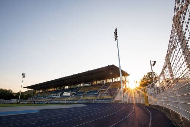 Testspiel Drittligist FC Carl Zeiss Jena vs Regionalligist Chemnitzer FC (CFC) am 17.7.18 im Ernst Abbe Sportfeld Jena Blick auf die Haupttribüne des Ernst Abbe Sportfeldes Jena im Sonnenuntergang. Ernst Abbe Sportfeld