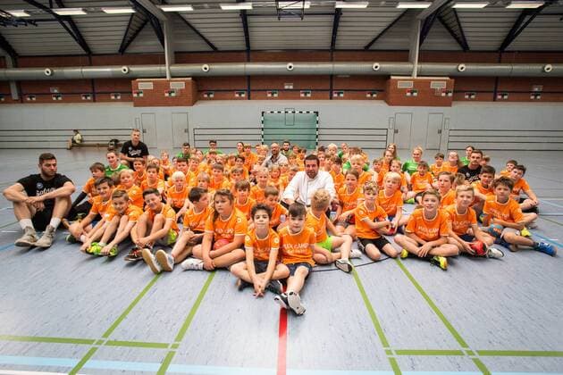 Gruppenbild beim Pressefototermin bei der Handballschule Max Camp von Max Ramota und dem Bergischen HC mit Leos Petrovsky ( 6, Bergischer HC), Maciej Majdzinski ( 14, Bergischer HC) und Milan Kotrc ( 15, Bergischer HC), in der Mitte der Koch Bastian Beyer Max Camp Handballcamp des Bergischen HC, Handball, Solingen, 18.07.18 Solingen NRW Deutschland Sporthalle FALS Wittkullerstraße