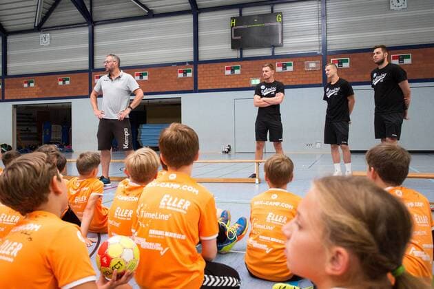 Max Ramota mit Milan Kotrc ( 15, Bergischer HC), Maciej Majdzinski ( 14, Bergischer HC) und Leos Petrovsky ( 6, Bergischer HC) Pressefototermin bei der Handballschule Max Camp von Max Ramota und dem Bergischen HC Max Camp Handballcamp des Bergischen HC, Handball, Solingen, 18.07.18 Solingen NRW Deutschland Sporthalle FALS Wittkullerstraße