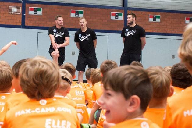Milan Kotrc ( 15, Bergischer HC), Maciej Majdzinski ( 14, Bergischer HC) und Leos Petrovsky ( 6, Bergischer HC) Pressefototermin mussten sich viele Fragen von den Kindern bei der Handballschule Max Camp von Max Ramota und dem Bergischen HC stellen lassen und beantworteten diese gerne Max Camp Handballcamp des Bergischen HC, Handball, Solingen, 18.07.18 Solingen NRW Deutschland Sporthalle FALS Wittkullerstraße