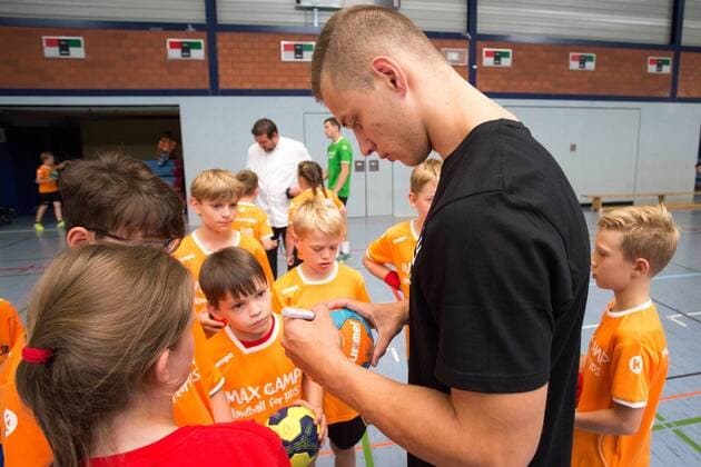 Maciej Majdzinski ( 14, Bergischer HC) musste viele Autogrammwünsche von den Kindern bei der Handballschule Max Camp von Max Ramota und dem Bergischen HC erfüllen Max Camp Handballcamp des Bergischen HC, Handball, Solingen, 18.07.18 Solingen NRW Deutschland Sporthalle FALS Wittkullerstraße