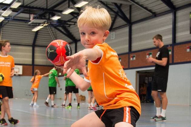 Während vorne ein Junge Handbälle auf ein Tor wirft, musste Milan Kotrc ( 15, Bergischer HC) im Hintergrund viele Autogrammwünsche von den Kindern bei der Handballschule Max Camp von Max Ramota und dem Bergischen HC erfüllen Max Camp Handballcamp des Bergischen HC, Handball, Solingen, 18.07.18 Solingen NRW Deutschland Sporthalle FALS Wittkullerstraße