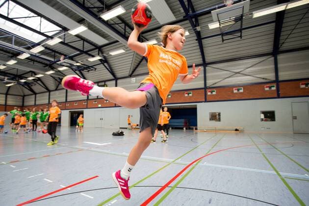 Ein Kind der Max Camp Handballschule, die mit dem Bergischen HC kooperiert, beim Wurf Max Camp Handballcamp des Bergischen HC, Handball, Solingen, 18.07.18 Solingen NRW Deutschland Sporthalle FALS Wittkullerstraße