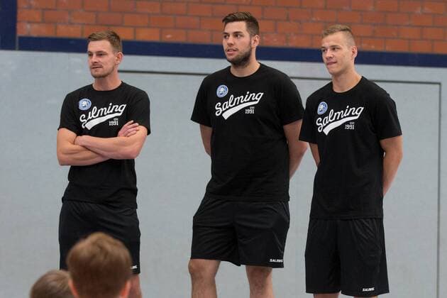 Milan Kotrc ( 15, Bergischer HC), Maciej Majdzinski ( 14, Bergischer HC) und Leos Petrovsky ( 6, Bergischer HC) Pressefototermin mussten sich viele Fragen von den Kindern bei der Handballschule Max Camp von Max Ramota und dem Bergischen HC stellen lassen und beantworteten diese gerne Max Camp Handballcamp des Bergischen HC, Handball, Solingen, 18.07.18 Solingen NRW Deutschland Sporthalle FALS Wittkullerstraße