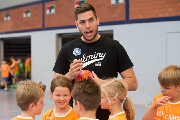 Leos Petrovsky ( 6, Bergischer HC) musste viele Autogrammwünsche von den Kindern bei der Handballschule Max Camp von Max Ramota und dem Bergischen HC erfüllen Max Camp Handballcamp des Bergischen HC, Handball, Solingen, 18.07.18 Solingen NRW Deutschland Sporthalle FALS Wittkullerstraße
