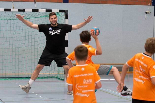 Leos Petrovsky ( 6, Bergischer HC) spielt mit den Kindern der Handballschule Max Camp eine Runde Handball Max Camp Handballcamp des Bergischen HC, Handball, Solingen, 18.07.18 Solingen NRW Deutschland Sporthalle FALS Wittkullerstraße
