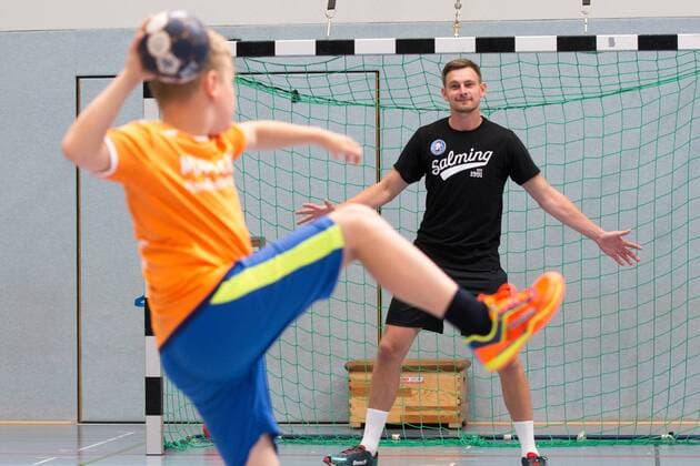 Milan Kotrc ( 15, Bergischer HC) spielt mit den Kindern der Handballschule Max Camp eine Runde Handball Max Camp Handballcamp des Bergischen HC, Handball, Solingen, 18.07.18 Solingen NRW Deutschland Sporthalle FALS Wittkullerstraße