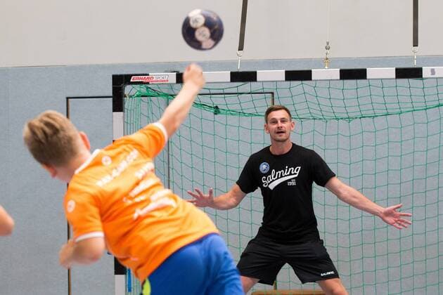 Milan Kotrc ( 15, Bergischer HC) spielt mit den Kindern der Handballschule Max Camp eine Runde Handball Max Camp Handballcamp des Bergischen HC, Handball, Solingen, 18.07.18 Solingen NRW Deutschland Sporthalle FALS Wittkullerstraße