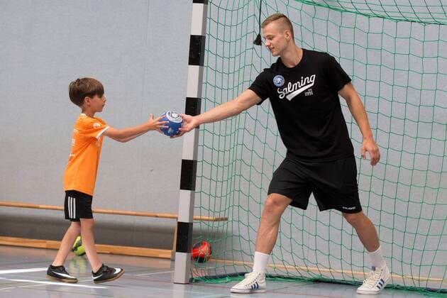 Maciej Majdzinski ( 14, Bergischer HC) spielt mit den Kindern der Handballschule Max Camp eine Runde Handball Max Camp Handballcamp des Bergischen HC, Handball, Solingen, 18.07.18 Solingen NRW Deutschland Sporthalle FALS Wittkullerstraße