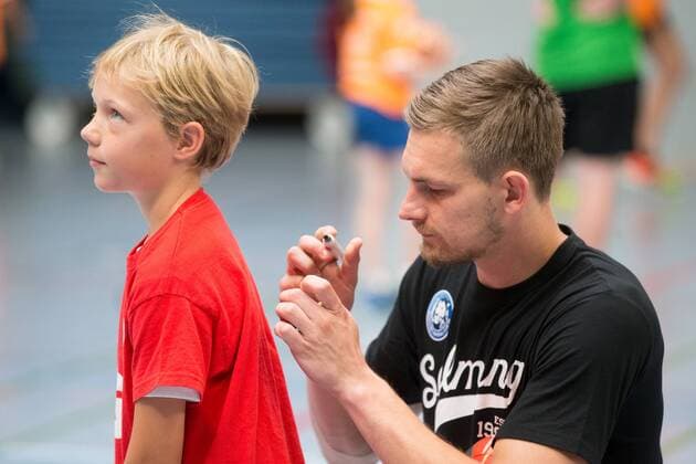 Milan Kotrc ( 15, Bergischer HC) musste viele Autogrammwünsche von den Kindern bei der Handballschule Max Camp von Max Ramota und dem Bergischen HC erfüllen Max Camp Handballcamp des Bergischen HC, Handball, Solingen, 18.07.18 Solingen NRW Deutschland Sporthalle FALS Wittkullerstraße