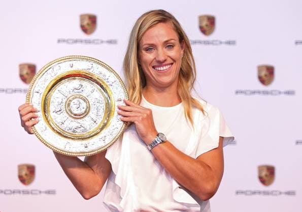 BAU 17.7.2018 Stuttgart Tennis Angelique Kerber in Stuttgart, Angie Kerber präsentiert ein Duplikat ihrer Schale