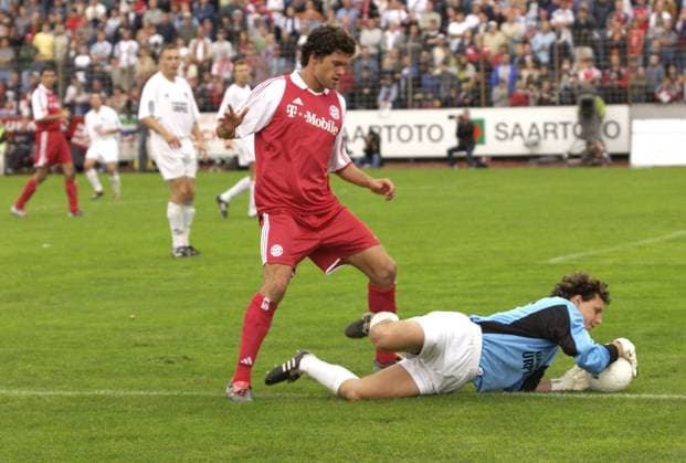 Michael Ballak vom FC Bayern München spielt am Samstag (30.08.2003) beim DFB-Pokalspiel gegen Torhüter Sascha Purket von Borussia Neunkirchen im Ellenfeldstadion in Neunkirchen (Saar).