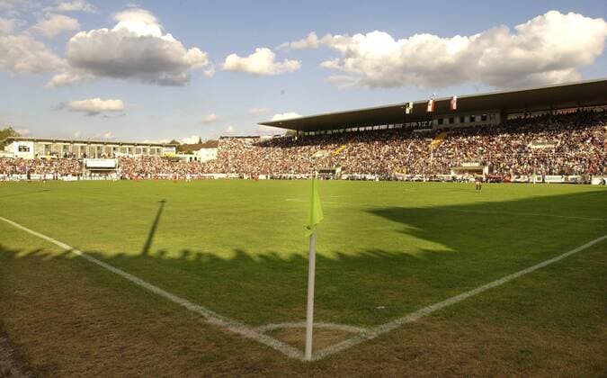 Fußball, Stadiongeschichte Borussia Neunkirchen Das Ellenfeldstaddion in Neunkirchen (Saar) ist am Samstag (30.08.2003) beim DFB-Pokalspiel zwischen Borussia Neunkirchen und dem FC Bayern München bis auf den letzten Platz ausverkauft.