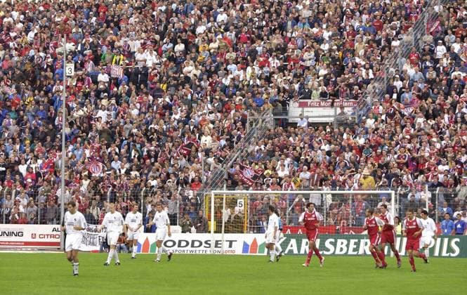 Das Ellenfeldstaddion in Neunkirchen (Saar) ist am Samstag (30.08.2003) beim DFB-Pokalspiel zwischen Borussia Neunkirchen und dem FC Bayern München bis auf den letzten Platz ausverkauft.