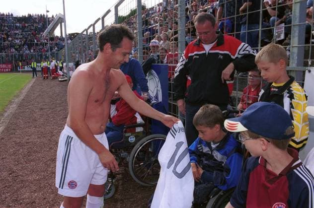 Heiko Maas (l.), SPD-Landes- und Fraktionsvorsitzender, schenkt am Samstag (30.08.2003) im Ellenfeldstadions in Neunkirchen einem Jungen sein Trikot. Vor dem DFB-Pokalspiel Bayern München gegen Borussia Neunkirchen spielte er in der Landtagsauswahl.