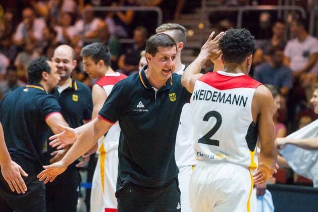 EuroBasket 2022, DBB, Historie, EM - Historie GER, Basketball EM 2018 U20 Männer Maenner in Chemnitz, Achtelfinale Deutschland vs. Island 18.07.2018, Messe, Chemnitz, GER, Basketball EM 2018 U20 Männer Maenner in Chemnitz, Achtelfinale Deutschland vs. Island, im Bild Bundestrainer Alan Ibrahimagic ( tr, Deutschland), Nelson Weidemann ( 2, Deutschland),