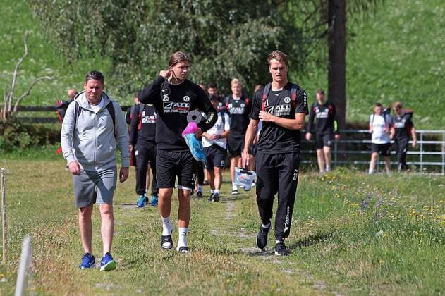 18.07.2018, xovx, Handball HBL, HSG Wetzlar Trainingslager in Kappl emspor, Die Spieler auf dem Weg zur Trainingshalle, v.l. Geschäftsführer Björn Seipp (HSG Wetzlar), Olle Forsell Schefvert (HSG Wetzlar), Emil Frend Öfors (HSG Wetzlar) Kappl