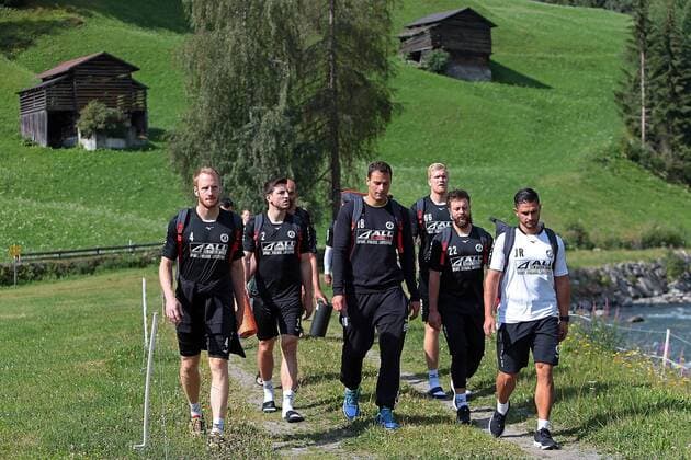 18.07.2018, xovx, Handball HBL, HSG Wetzlar Trainingslager in Kappl emspor, Die Spieler auf dem Weg zur Trainingshalle, v.l. Stefan Kneer (HSG Wetzlar), Alexander Hermann (HSG Wetzlar), Joao Ferraz (HSG Wetzlar), Nils Torbrügge (HSG Wetzlar), Anton Lindskog (HSG Wetzlar), Maximilian Holst (HSG Wetzlar), Athletiktrainer Jonas Rath (HSG Wetzlar) Kappl