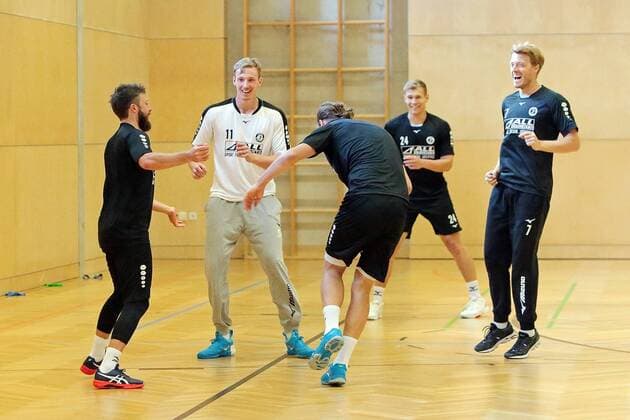 18.07.2018, xovx, Handball HBL, HSG Wetzlar Trainingslager in Kappl emspor, Aufwärmprogramm bei v.l. Maximilian Holst (HSG Wetzlar), Till Klimpke (HSG Wetzlar), Olle Forsell Schefvert (HSG Wetzlar), Torben Waldgenbach (HSG Wetzlar) und Kristian Björnsen (HSG Wetzlar). Kappl