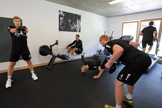18.07.2018, xovx, Handball HBL, HSG Wetzlar Trainingslager in Kappl emspor, Arbeit im Kraftraum, Zirkeltraining, v.l. Torben Waldgenbach (HSG Wetzlar), Nils Torbrügge (HSG Wetzlar), Anton Lindskog (HSG Wetzlar), Stefan Kneer (HSG Wetzlar), Alexander Hermann (HSG Wetzlar). Kappl